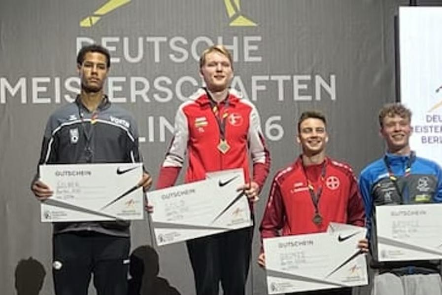 Vier Sportler stehen auf dem Podium der Deutschen Meisterschaften, jeder mit einer Urkunde und Medaille in der Hand.