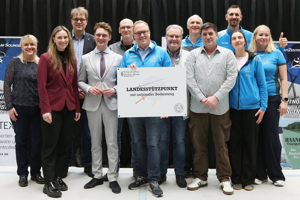 Gruppenfoto von zehn Personen, die ein Schild mit der Aufschrift „LANDESSTÜTZPUNKT mit sportlicher Bedeutung“ halten.