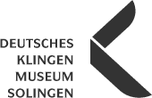 Logo des Deutschen Klingen Museums Solingen mit stilisiertem Messer und Schriftzug in Schwarz.