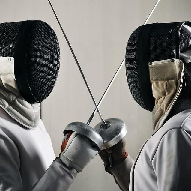 Zwei Fechter stehen sich gegen&uuml;ber, ihre Klingen kreuzen sich, beide tragen Schutzmasken und -kleidung.